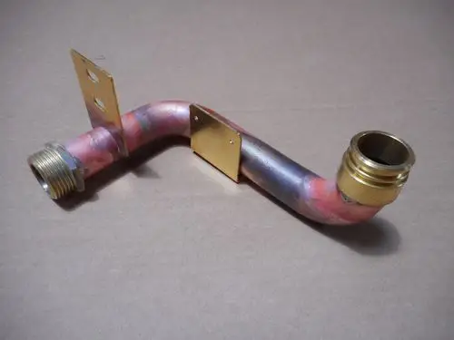 Rücklaufrohr von Remeha, mit einem gewindeten Ende und einer angeschweißten Halterung, gebogen und in metallischer Ausführung.